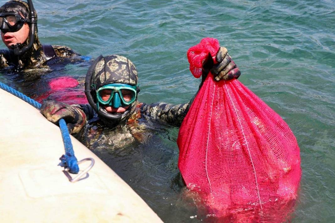 Bunu balıklar yıkansın diye mi denize attın! Deniz dibi temizliğinde 'Pes' dedirten görüntüler... 12